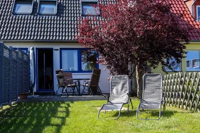 Ein Garten an der Unterkunft Dat blaue Huus - Am Tor zum Darß