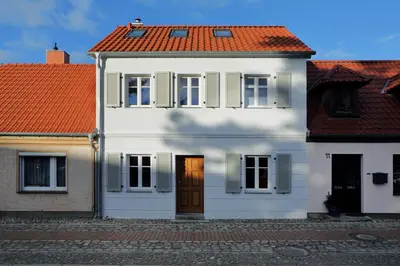 Das Gebäude in dem sich das Ferienhaus befindet