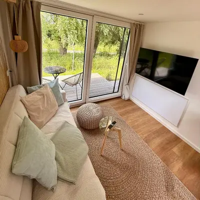 Ein Sitzbereich in der Unterkunft Prima Camping Resort Boddenblick -Stellplätze-Schlaffässer-Tiny Houses in Ostsee Nähe