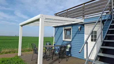 Ein Balkon oder eine Terrasse in der Unterkunft Prima Camping Resort Boddenblick -Stellplätze-Schlaffässer-Tiny Houses in Ostsee Nähe