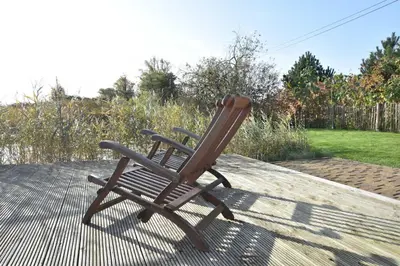 Ein Garten an der Unterkunft Ostseelandhaus mit Südterrasse und Teich OFC 07