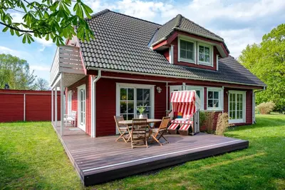 Das Gebäude in dem sich das Ferienhaus befindet
