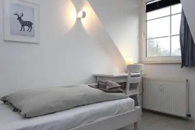 Ein Bett oder Betten in einem Zimmer der Unterkunft Kormoran Harry´s Place Q8