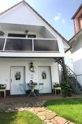 Das Gebäude in dem sich das Ferienhaus befindet
