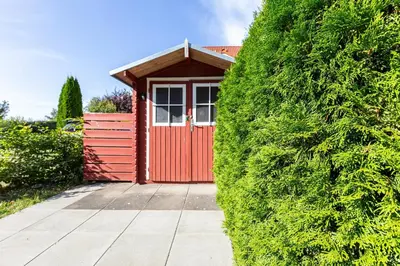 Ein Garten an der Unterkunft Kleines Boddenidyll