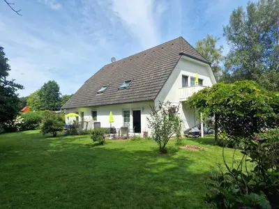 Ein Garten an der Unterkunft Haus Erika
