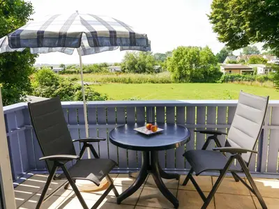 Ein Garten an der Unterkunft Utkiek W5 - Ihr Hafen der Erholung in Zingst