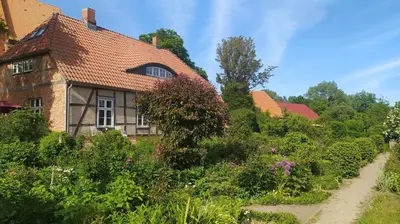 Ein Garten an der Unterkunft Ferienwohnung Birnengarten am Pfarrgarten Starkow