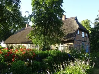 Ein Garten an der Unterkunft Ferienwohnung Birnengarten am Pfarrgarten Starkow