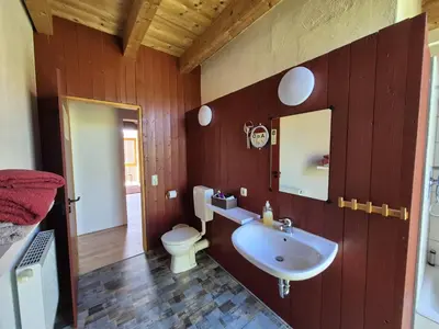 Ein Badezimmer in der Unterkunft Enkelburg