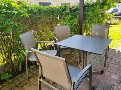 Ein Garten an der Unterkunft Achtern Darsswald E1