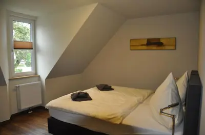 Ein Bett oder Betten in einem Zimmer der Unterkunft Ferienwohnungen Boddenfischer