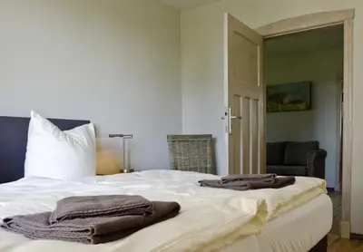 Ein Bett oder Betten in einem Zimmer der Unterkunft Ferienwohnungen Boddenfischer