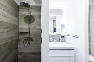Ein Badezimmer in der Unterkunft James Cook Suite - 2 Schlafzimmer, 2 Bäder, Boddenblick & Sauna