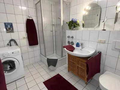 Ein Badezimmer in der Unterkunft Zingst Wohnung 11 Darßer Weg 26A