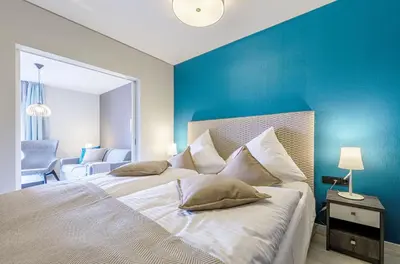 Ein Bett oder Betten in einem Zimmer der Unterkunft Boddenglück mit 2 Schlafzimmer und Ostbalkon