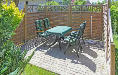 Ein Garten an der Unterkunft Ferienwohnung Bodstedt