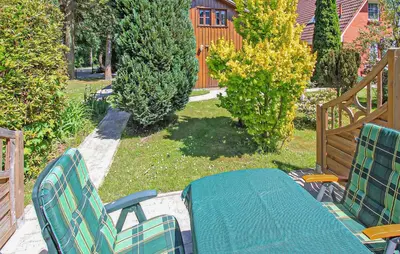 Ein Garten an der Unterkunft Ferienwohnung Bodstedt
