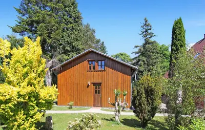 Ein Garten an der Unterkunft Ferienwohnung Bodstedt