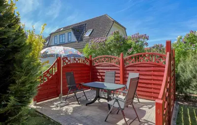 Ein Garten an der Unterkunft Ferienwohnung Bodstedt