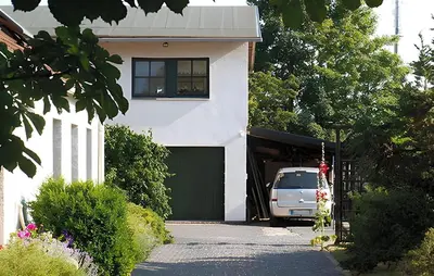 Das Gebäude in dem sich das Ferienhaus befindet