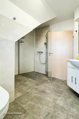 Ein Badezimmer in der Unterkunft Haus Thea Appartement 02, 