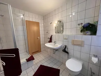 Ein Badezimmer in der Unterkunft Zingst Wohnung 1 Darßer Weg 30a