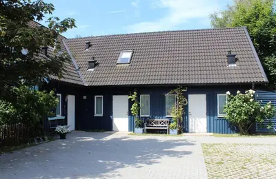 Das Gebäude in dem sich das Ferienhaus befindet