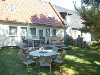 Ein Garten an der Unterkunft Ferienhaus Boddenblick mit Sauna