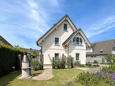 Ein Garten an der Unterkunft Yvette 1 - Idyllisches Ferienhaus - Ihr Platz für Erholung in Zingst