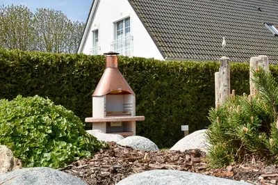 Ein Garten an der Unterkunft Yvette 1 - Idyllisches Ferienhaus - Ihr Platz für Erholung in Zingst