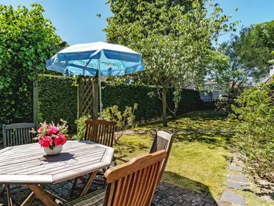 Ein Garten an der Unterkunft Am Rotdorn Modern retreat