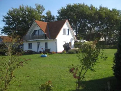 Ein Garten an der Unterkunft Haus am Bodden