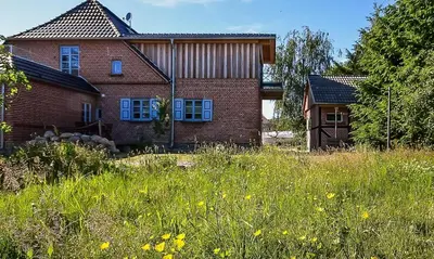 Ein Garten an der Unterkunft Haus zu den Büschen 02