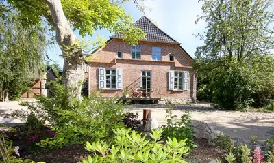 Ein Garten an der Unterkunft Haus zu den Büschen 01