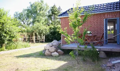 Ein Garten an der Unterkunft Haus zu den Büschen 03