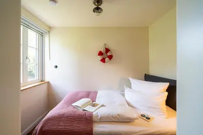 Ein Bett oder Betten in einem Zimmer der Unterkunft Kapitänshaus 