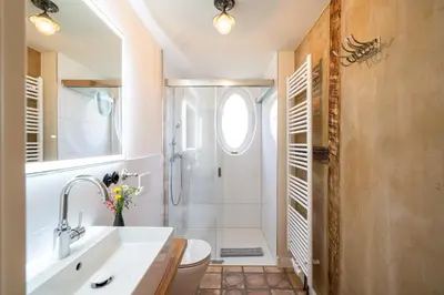 Ein Badezimmer in der Unterkunft Kapitänshaus 