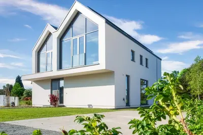 Das Gebäude in dem sich das Ferienhaus befindet