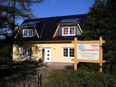 Das Gebäude in dem sich das Ferienhaus befindet