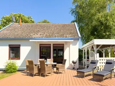 Ein Garten an der Unterkunft Haus am Strand