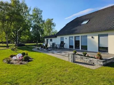 Ein Garten an der Unterkunft Haus am Bodden