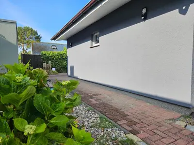 Ein Garten an der Unterkunft Ferienapartments Am Deich in Zingst