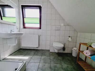 Ein Badezimmer in der Unterkunft Pension & Wirtshaus ''Tun Eikkoter'' Eichkatze