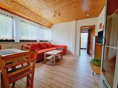 Ein Sitzbereich in der Unterkunft Pension & Wirtshaus ''Tun Eikkoter'' Eichkatze