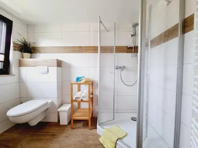Ein Badezimmer in der Unterkunft Pension & Wirtshaus ''Tun Eikkoter'' Eikboom
