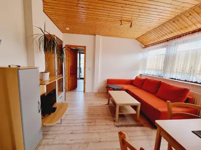 Ein Sitzbereich in der Unterkunft Pension & Wirtshaus ''Tun Eikkoter'' Eichkater