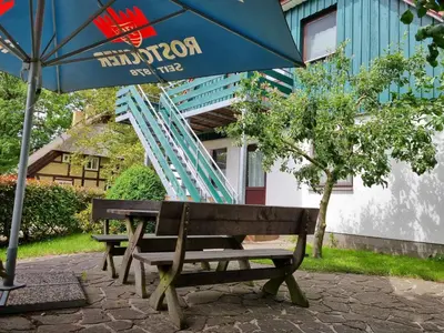 Ein Garten an der Unterkunft Pension & Wirtshaus ''Tun Eikkoter'' Eichkater
