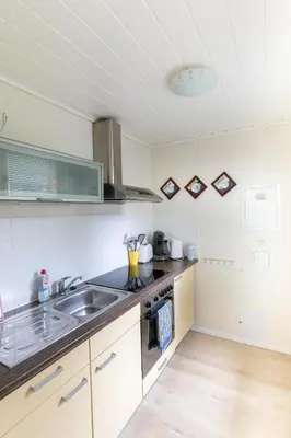 Küche/Küchenzeile in der Unterkunft Bodden Paradise Cottage - b65141