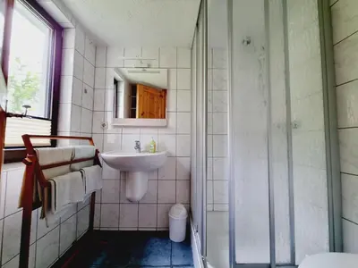 Ein Badezimmer in der Unterkunft Pension & Wirtshaus ''Tun Eikkoter'' Haselnöt